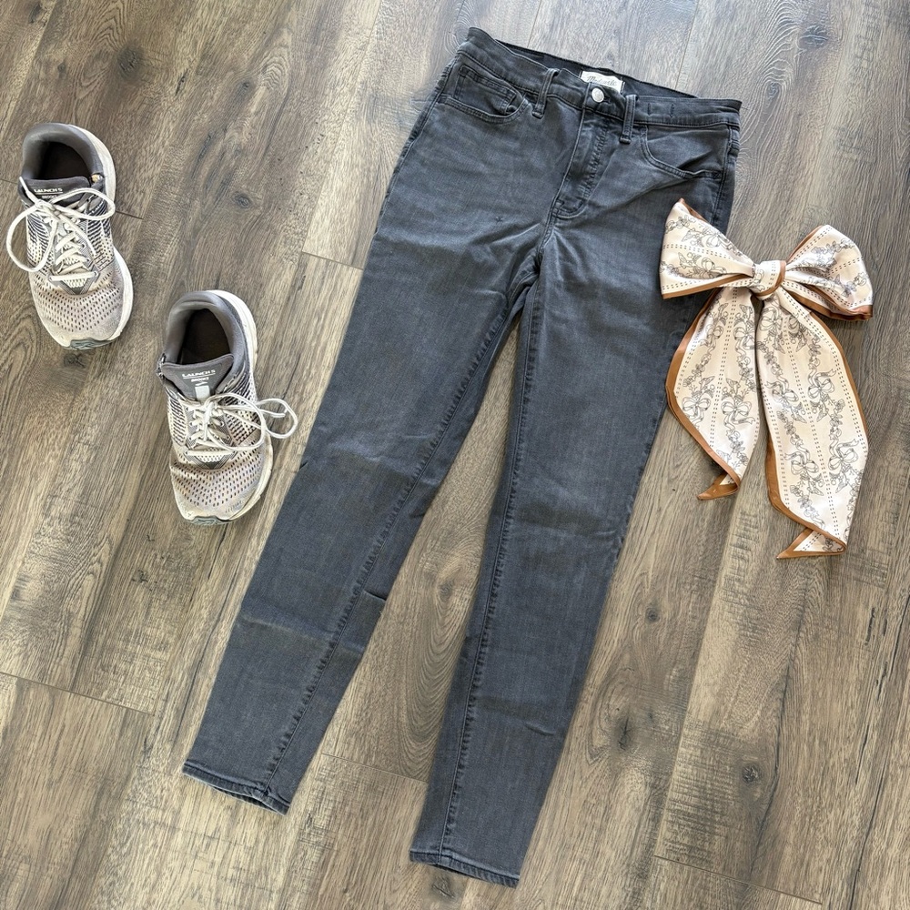 9" Madewell Mid-Rise Roadtripper Supersoft
Jeans in Ashmont Wash Sz 28R in EUC